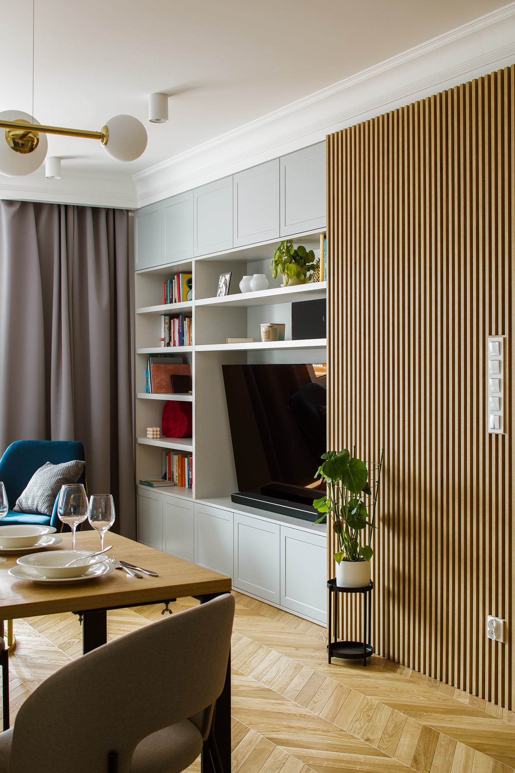 Drewniane panele na ściance tv w małym salonie. Projekt Małgorzata Słowińska, Maciej Balcerek, pracownia Perfect Space. Fot. pracownia Perfect Space