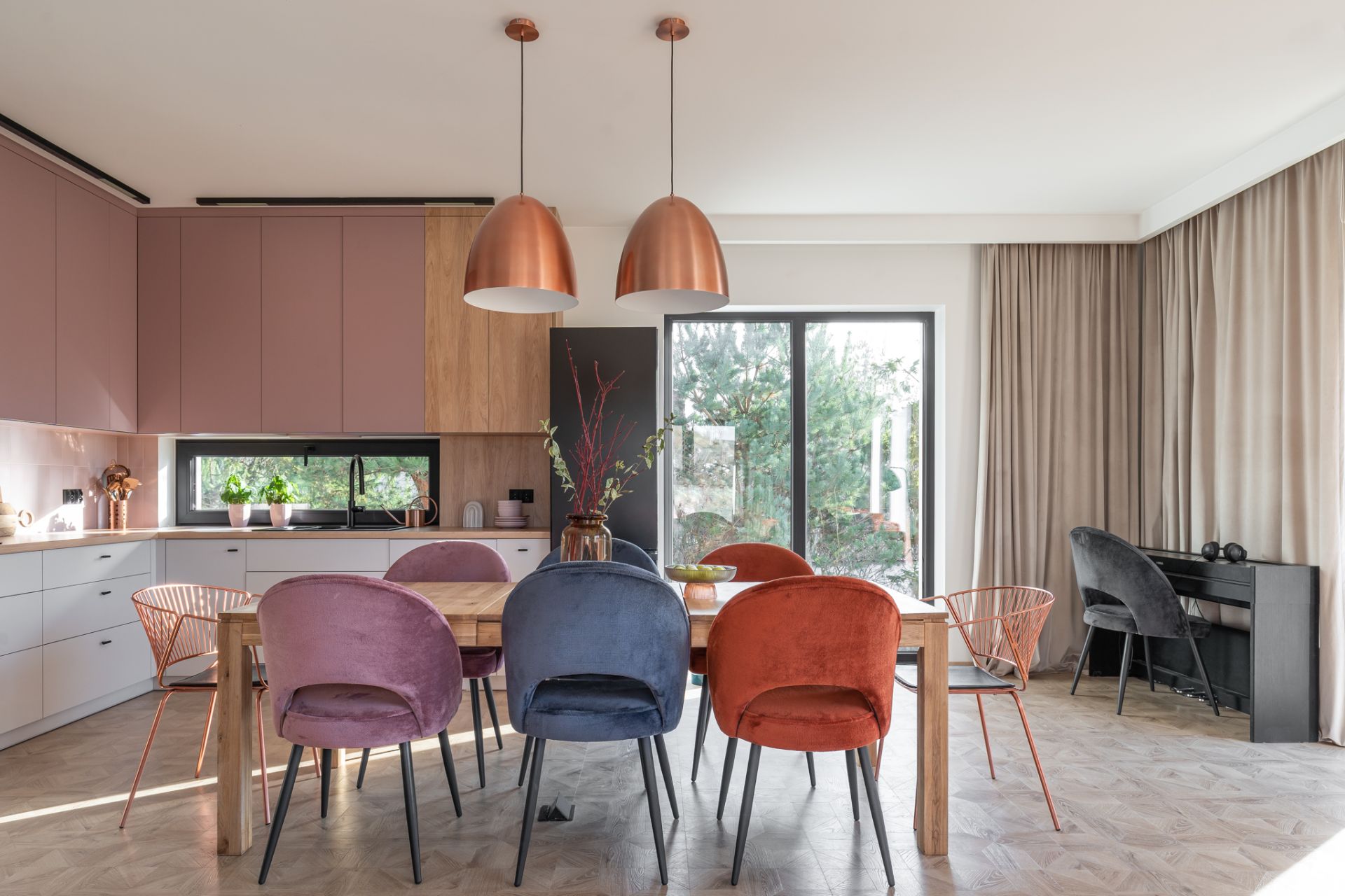 Duży stół i kolorowe krzesła: tak kuchnię od salonu oddzielono w tym domu. Projekt Marta Meresinska, Studio Niebyle. Zdjęcia Natalia Kaczmarek, Inkadr