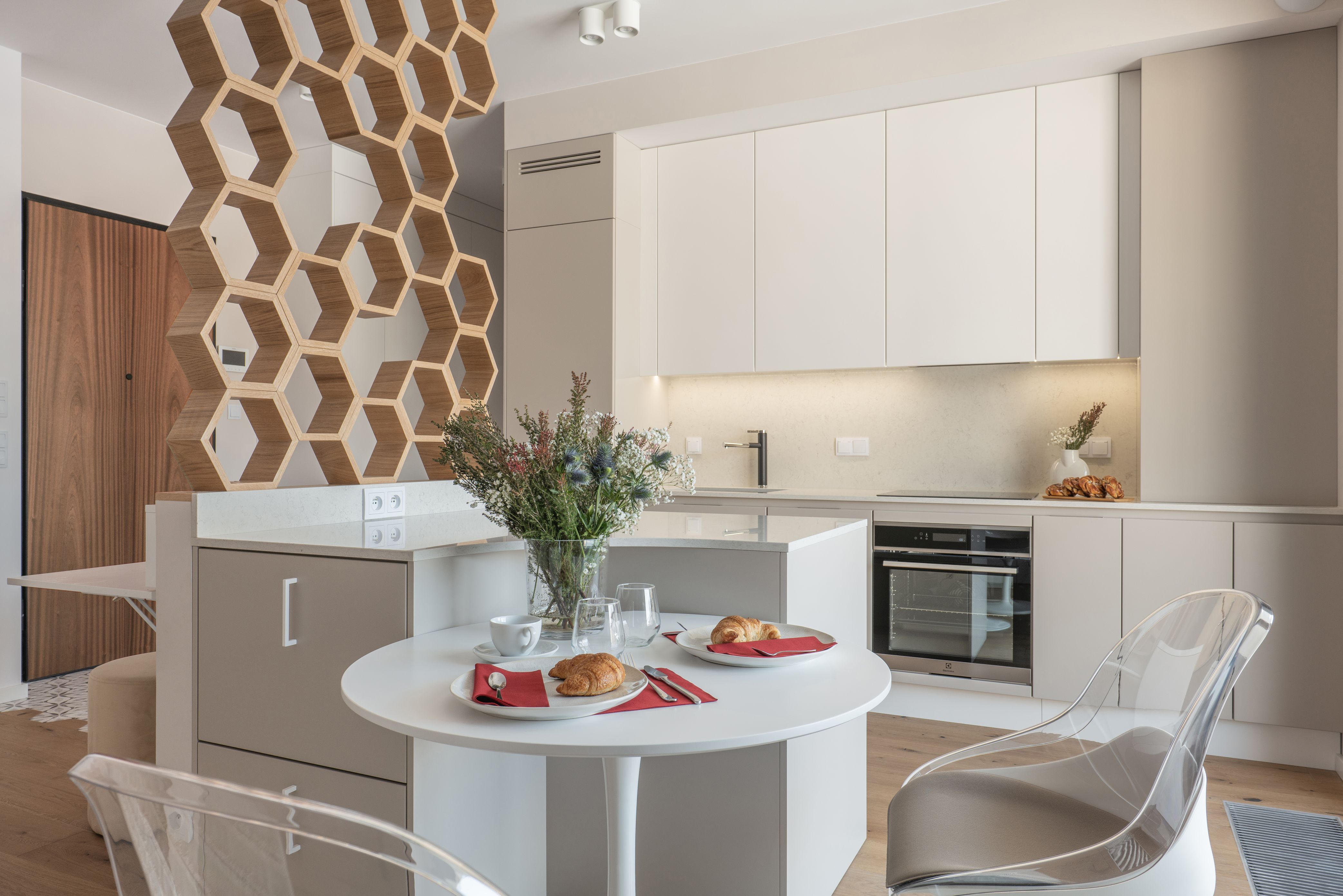 Ciekawy pomysł na oddzielenie salonu od kuchni: heksagonalna dekoracja. Projekt wnętrza i zdjęcie KODO Projekty i Realizacje Wnętrz