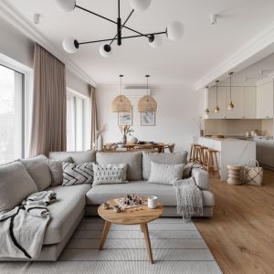 Wnętrze urządzone jest w jasnych kolorach. Projekt wnętrza: Butterfly Studio Fot. Patryk Polewany. Stylizacja: Eliza Mrozińska