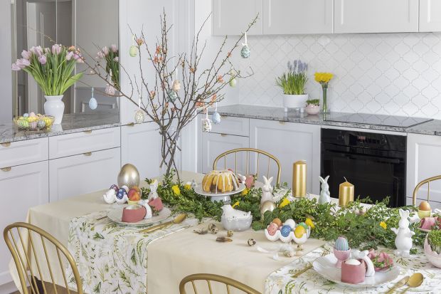 Jak zaaranżować stół na Wielkanoc? Zobacz ten pomysł - jest lekko, świeżo, wiosennie i bardzo pastelowo. Jak ci się podoba taka inspiracja?