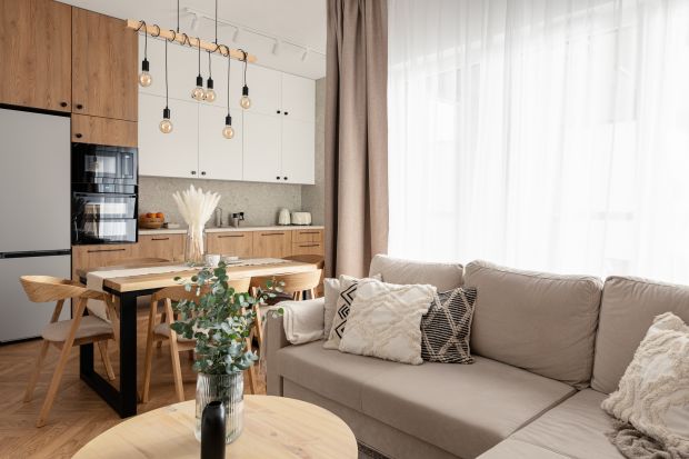 Mieszkanie o powierzchni 67 m2 znajduje się w Warszawie. Jest pięknie i wygodnie urządzone. Klimatyczne wnętrze wypełniają jasne kolory i drewno. W salonie świetnie wygląda cegła na ścianie, w sypialni tynk i tapeta.<br /><br /><