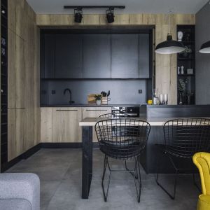 Черная кухня-хорошая идея даже в небольшом интерьере-важно только, чтобы она была хорошо спроектирована. Проект make Architects. Фото: Hanna Połczyńska, Chronicles Studio