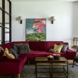 Bordowa sofa w loftowym salonie. Projekt wnętrza Beata Michalak, Studio Deccor. Fot Yassen Hristov