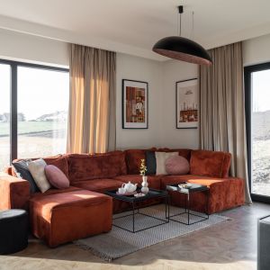 Ruda sofa w pastelowym salonie dla rodziny. Projekt Marta Meresinska, Studio Niebyle. Zdjęcia Natalia Kaczmarek, Inkadr