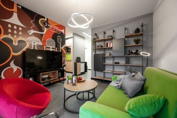 Mieszkanie o powierzchni 34,5 m² znajduje się w Katowicach. Kawalerka urządzona jest wygodnie i z pomysłem. Na małym metrażu zastosowano wiele funkcjonalnych rozwiązań, ale i zabawnych akcentów kolorystycznych.