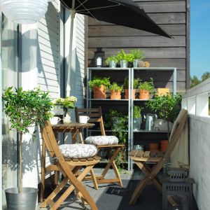 Wąski mały balkon z miejscem na doniczki i warzywnik na regale. Wszystkie  meble i dekoracje: IKEA