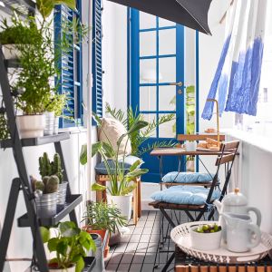 Mały balkon w stylu śródziemnomorskim. Wszystkie  meble i dekoracje: IKEA