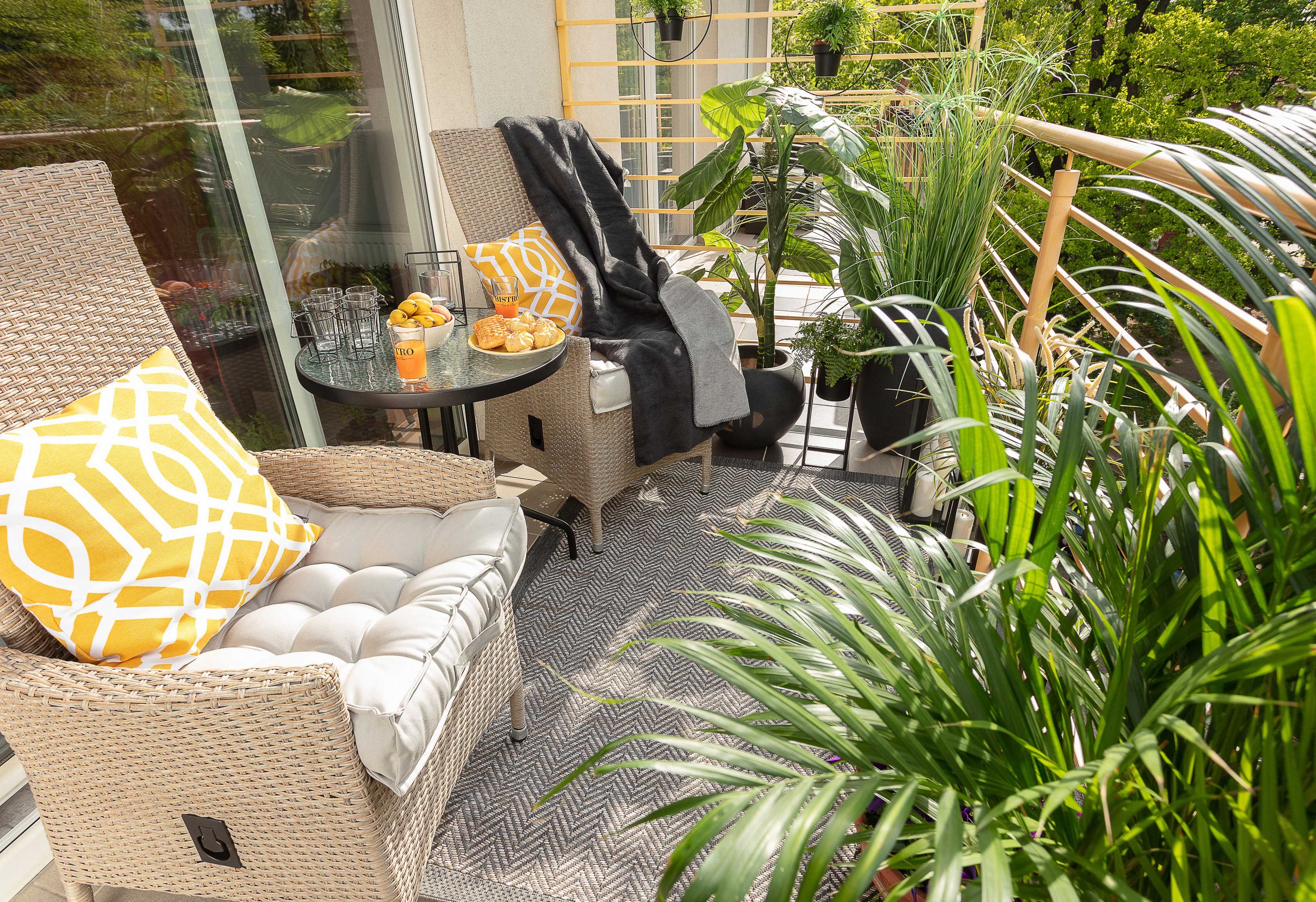 Mały balkon w eleganckim stylu. Wszystkie meble i dekoracje do kupienia na Dekoria.pl