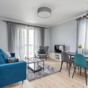Dwupokojowe mieszkanie: niebieska kanapa i krzesła. Projekt wnętrza i zdjęcie: Deer Design