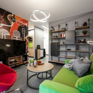 Mieszkanie o powierzchni 34,5 m2: zielony w salonie i w kuchni. Projekt wnętrza: Tomasz Wieloch, Abakus. Współpraca: Komandor. Fot. Radosław Sobik