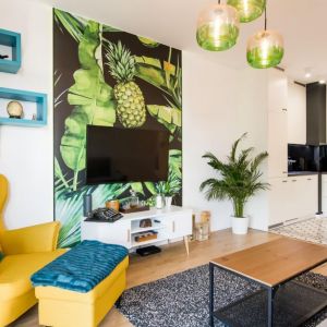 Mieszkanie o powierzchni 40 m2: żółty w salonie, zielony w kuchni. Projekt wnętrza The Space. Fot. Piotr Czaja