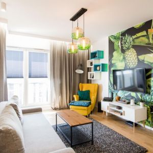 Mieszkanie o powierzchni 40 m2: żółty w salonie, zielony w kuchni. Projekt wnętrza The Space. Fot. Piotr Czaja