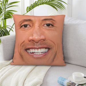 Poszewki dekoracyjne z celebrytami. Raz zobaczysz, nie odzobaczysz. Nasz typ to The Rock! Źródło: AliExpress