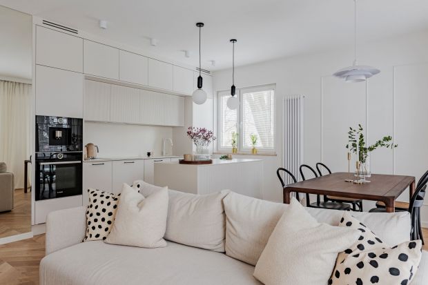 70-metrowe mieszkanie jest eleganckie, jasne i harmonijne. Doskonale łączy minimalizm z elementami stylu modern classic oraz subtelnymi akcentami boho. We wnętrzu znajdziemy funkcjonalne rozwiązania, pięknie dobrane odcienie bieli oraz dużo drewna.
