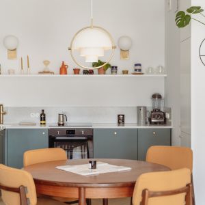 Ściana nad blatem w kuchni retro - blat lastryko, który wychodzi na ścianę! Projekt Maria Biegańska i Ewelina Pik, pracownia Modullar. Fot. Piotr Serbin