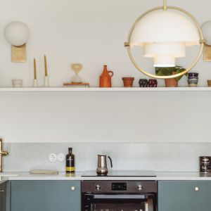 Ściana nad blatem w kuchni retro - blat lastryko, który wychodzi na ścianę! Projekt Maria Biegańska i Ewelina Pik, pracownia Modullar. Fot. Piotr Serbin