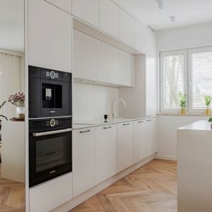 Białe meble w kuchni w bloku. Projekt wnętrza: Róża Kaczmarek, Deer Design. Fot. Zagórny Studio