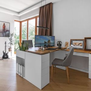 Salon i miejsce do pracy w jednym. Pomysł do mieszkania w bloku. Projekt Klaudia Tworo, pracownia Klaudia Tworo Projektowanie Wnętrz. Zdjęcia Kamila Markiewicz-Lubańska. Stylizacja Maria Szymańska
