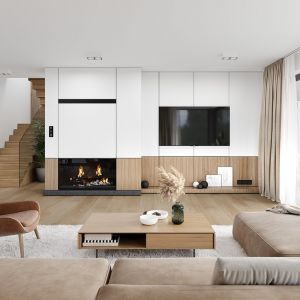 Ściana telewizyjno-kominkowa w salonie. Projekt: arch. Michał Gąsiorowski, MG Projekt. Fot. MG Projekt