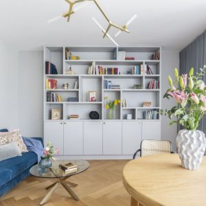 Niebieska kanapa w nowoczesnym salonie. Projekt wnętrza: Decoroom Fot. Pion Poziom