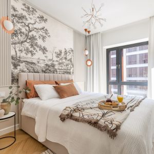 Tapeta ze wzorem vintage na ścianie za łóżkiem w sypialni. Projekt wnętrza: Ewa Pawłowska, Nasze Nowe. Fot. Marta Behling, Pion Poziom
