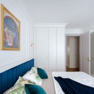 Biała sztukateria na ścianie za łóżkiem w sypialni. Projekt wnętrza: Monika Pniewska. Fot. Joanna Jawor