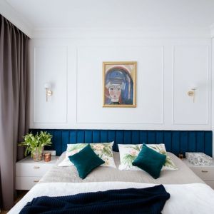 Biała sztukateria na ścianie za łóżkiem w sypialni. Projekt wnętrza: Monika Pniewska. Fot. Joanna Jawor