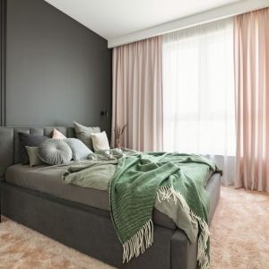 Farba w czarnym kolorze na ścianie za łóżkiem w sypialni. Projekt wnętrza: PRW Design. Fot. Kamila Markiewicz-Lubańska. Stylizacja: Maria Bartoszewska