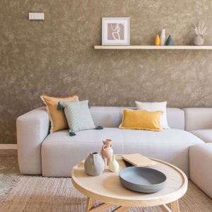 W salonie główne miejsce zajmuje sofa Blok z szezlongiem w jasnym, szarym kolorze. Projekt wnętrza: Arc Disseny Interiorism. Fot. @mercegostphoto