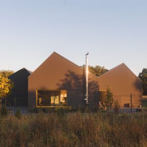 W formie każdego segmentu dom można dostrzec inspiracje wiejską stodołą. Projekt domu i zdjęcia: Karol Nieradka, biuro maxberg