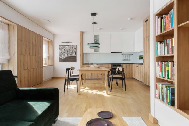 Mieszkanie znajduje się w zielonej dzielnicy Gdyni – na Karwinach, przylegających do leśnego kompleksu Trójmiasta. Zaprojektowane zostało dla trzyosobowej rodziny. Jest minimalistyczne i wygodne. Biel, jasne drewno i wyrazista zieleń tworzą we 