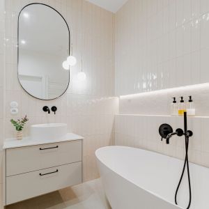 Mała jasna łazienka z wanną wolnostojącą. W bloku też się da taką wannę wstawić! Projekt wnętrza Róża Kaczmarek, Deer Design. Fot. Zagórny Studio