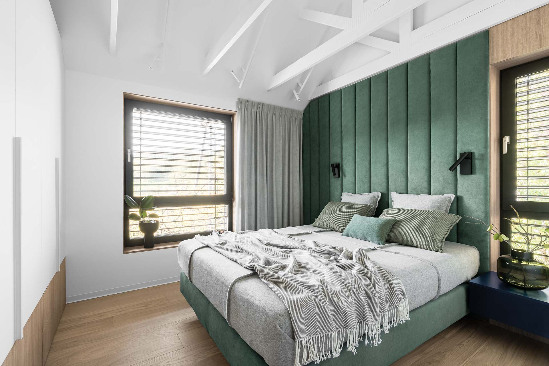 Zielona tapicerowana ściana za łóżkiem w minimalistycznej sypialni. Projekt przebudowy domu i wnętrz Anna Maria Sokołowska Architektura Wnętrz. Fot. Fotomohito