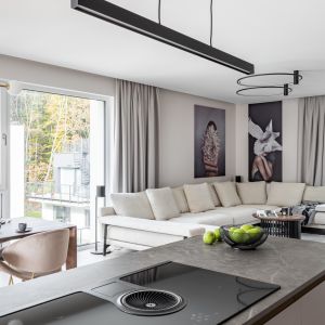 Duże okna balkonowe i szare zasłony w nowoczesnym salonie. Projekt autorska pracownia Vzorovo. Zdjęcia INKADR Fotografia wnętrz Natalia Kaczmarek