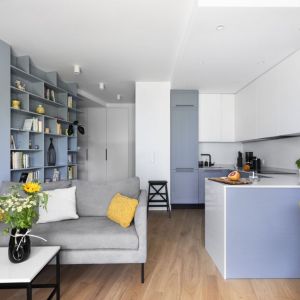 Żółte dodatki w jasnym salonie. Projekt wnętrza: ATUT Architektura Wnętrz. Fot. Paweł Biedrzycki, Kąty Proste