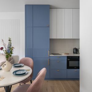 Jadalnia modern classic: okrągły stół, tapicerowane welurowe krzesła w kolorze pudrowego różu. Projekt wnętrza Aneta Bańkowska, Indesign. Fot. Natalia Kaczmarek, Inkadr