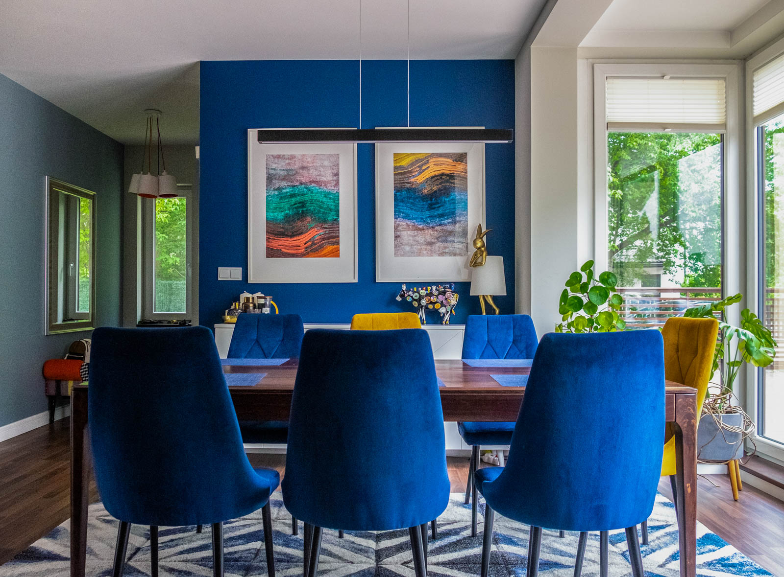 Kolorowa jadalnia w nowoczesnym domu. Niebieskie krzesła! Projekt wnętrza i zdjęcia Pogotowie Wnętrzarskie
