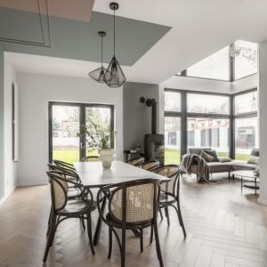 Jasne kolory i kominek w nowoczesnym salonie. Projekt wnętrza: Małgorzata Kasperek, Decoroom. Fot. Kamila Markiewicz-Lubańska, Wnętrza w Obiektywie. Stylizacja: Maria Szymańska, Wnętrza w Obiektywie 