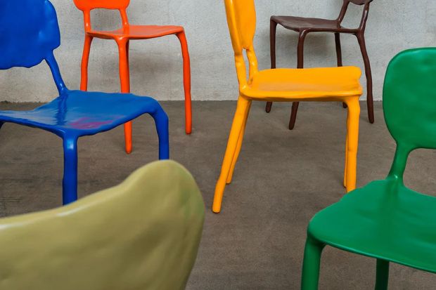 Marteen Baas to jeden z najważniejszych współczesnych projektantów. Wśród wielu jego pomysłów uwagę zwraca kolekcja mebli z gliny. Są kolorowe i naprawdę praktyczne!