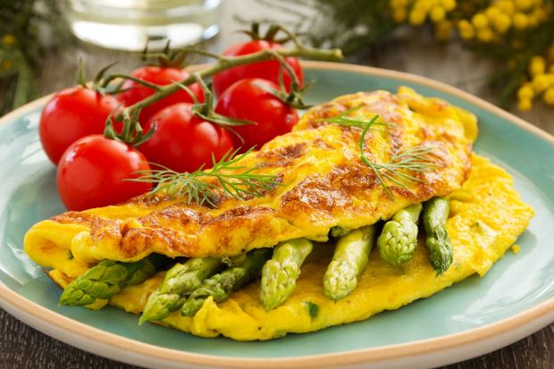 Połączenie szparagów z jajkami to doskonały pomysł na pyszny obiad lub lunch. Co warto przygotować? Polecamy przepis na omlet serowy ze szparagami.<br /><br /><br />