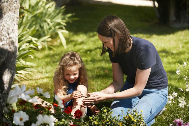 Latem każdy ogród może być atrakcyjnym i przyjaznym miejscem odpoczynku i zabawy dla całej rodziny. Musi być jednak zadbany i zorganizowany w sposób przyjazny. Jak to zrobić? Podpowiadamy.