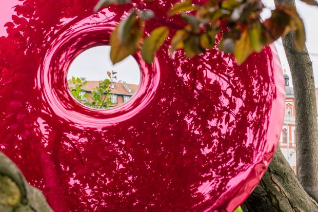 Polski architekt i projektant – Oskar Zięta opowiada historie za pomocą stalowych form. Każda z nich jest tworzona przy zastosowaniu autorskiej metody FiDU, będącej technologicznym rozwiązaniem pozwalającym na plastyczne kształtowanie metali za 
