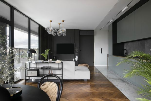 Mieszkanie w nowoczesnej zabudowie w Capital Hall w Rzeszowie to projekt dla pary lubiącej ciemne kolory i przestronne wnętrza. Atutem mieszkania są ciekawe zestawienia materiałów i barw oraz imponujące przeszklenia.