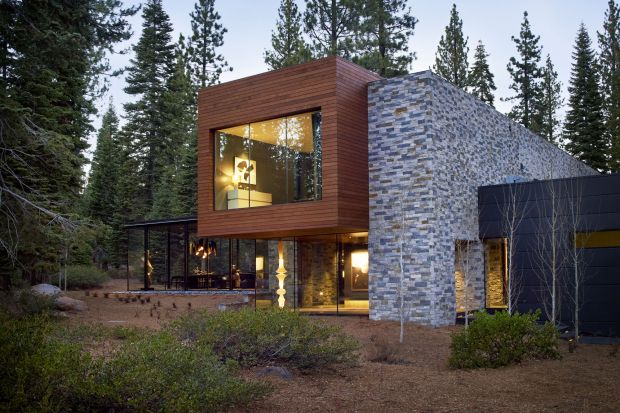 Dom znajduje się w Truckee w Kalifornii. Położony jest wysoko w górach wokół jeziora Tahoe. Został zaprojektowany dla rodziny, która szukała spokojnego odpoczynku do szybkiego życia w mieście. <br /><br />