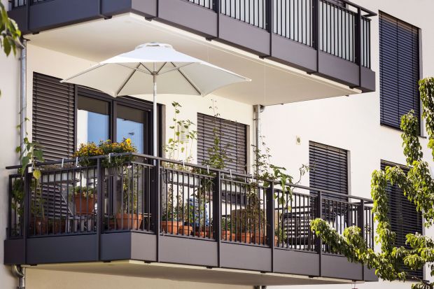 Jak zabezpieczyć metalowe barierki i meble na balkonie? Jak odnowić metalowe elementy? Pomogą w tym specjalne produkty. Dzięki nim można odświeżyć różnorodne elementy z metalu i urządzić na balkonie urokliwy zakątek.
