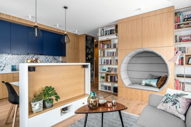 Jak urządzić mały salon z kuchnią? Co sprawdzi się w mały salonie? Co będzie najlepsze w małej kuchni? Zobacz świetne pomysły architektów. W tych mieszkaniach pięknie urządzono mały salon z kuchnią.