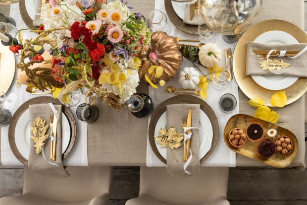Jesienne przyjęcie w gronie najbliższych? Pięknie nakryty stół zamienia zwykły obiad w wyjątkową ucztę. Zobacz ładne pomysły na jesienną aranżację stołu.