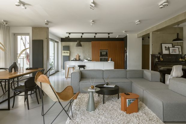 To mieszkanie Marta Krzekotowska zaprojektowała dla siebie i swojego partnera. Jest ono wyrazem umiłowania architektki do minimalizmu i designu. Z biegiem lat przestrzeń zmieniał się łącząc pasję właścicieli do podróży i sportu.