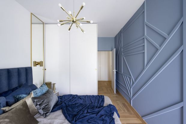 Jak urządzić sypialnię w stylu nowoczesnym? Przydadzą się jasne kolory, ciekawie zaaranżowana ściana za łóżkiem, efektowne i wygodne łóżko. Niezbędne będą również meble, w tym nowoczesna zabudowa sypialni. Oto ponad 20 pomysłowych aran